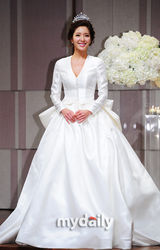 组图：韩国女星徐智英大婚 身披婚纱出席新闻发布会