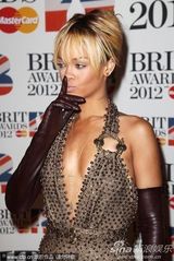 组图：第32届全英音乐奖 蕾哈娜深V露背秀美腿