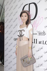 组图：钟舒漫否认与张致恒复合 Angelababy贴身裙装