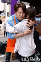 组图：柳承龙李真旭宣传《标靶》系围裙磨豆浆