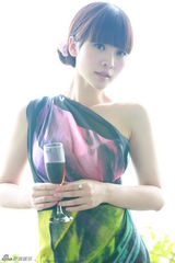 组图：柳岩彩纱逆光身姿优雅 笑容迷人清新十足