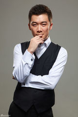 组图：曹征风度写真绅士帅气