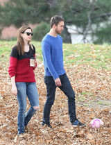 高清组图：安妮-海瑟薇和未婚夫纽约散步热吻