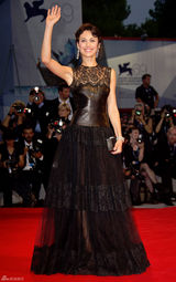 组图：《通往仙境》首映 欧嘉-柯瑞兰寇黑裙亮相