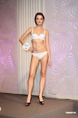 组图：香港时装节开幕 泳衣秀吸引大批宅男