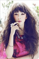 幻灯图：杨幂全新田园写真 演绎甜美洛丽塔风情