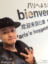 组图：包贝尔搞怪游欧洲 五体投地“横尸”街头