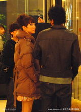 幻灯图集：范文芳李铭顺现身酒店 装扮时尚