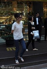 组图：赵薇镂空衫配木屐悠哉逛街 开心与粉丝合影