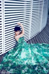 组图：皓恬孔雀绿霸气写真 高贵大气女王范