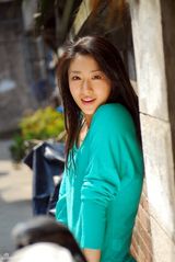 高清组图：刘思彤最新秋日写真 俏丽容颜含苞待放