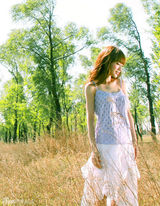 幻灯图：柳岩童心大发敬队礼 灿烂笑容分享六一