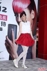 组图：Selina红裙亮相代言 笑容甜美坦露双臂