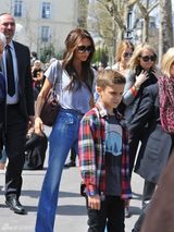 组图：贝嫂携子女团外出 小七亮黄衫卖萌抢镜