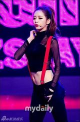 组图：韩女团舞台装尺度无下限 薄纱透视露底