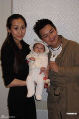 组图：陈浩民为爱女摆百日宴 自称戒酒又戒夜生活