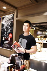 组图：魏千翔拍学院派文艺大片 享受知性慢生活