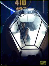 组图：比伯黑超酷帅秀纹身 密室演唱具未来感