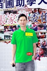 幻灯图：张家辉担任助学大使 为女童整理头发显父爱