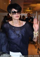 组图：王菲现身台湾桃园机场 面容消瘦装扮有型