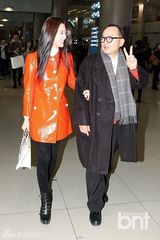 组图：Clara结束中国之旅返韩 机场时尚抢眼