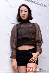 组图：missA秀智姜敏京出席活动大秀美腿