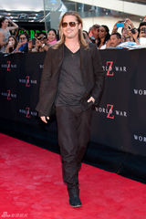 组图：皮特新片纽约站朱莉未现身 父兄代替助阵