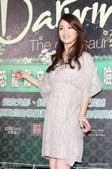 组图：林依晨典雅捧场美国光影艺术秀展演