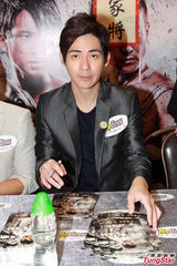 组图：周渝民吴尊出席宣传 手持兵器摆造型