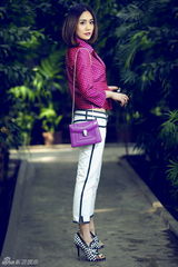 组图：刘芸性感杂志大片摩登演绎东方之美