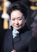 组图：习近平与夫人彭丽媛手挽手抵莫斯科机场