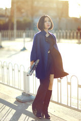 组图：姚贝娜春日街拍曝光 亮色大衣显潮范