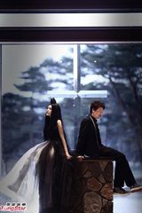 组图：叶佩雯郭伟亮一反传统 披黑纱拍婚纱照