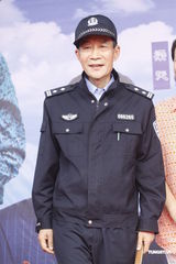 组图：李雪健敬业不惧炎热  民警制服不离身