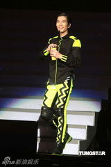 组图：萧敬腾唱《black or white》 向杰克逊致敬