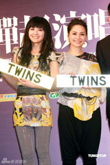 幻灯图：TWINS记者会上对饮 宣布下月开演唱会