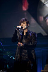 组图：韩星金贤重日本演唱会引2万粉丝捧场