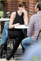 组图：海瑟薇帅气现身片场 豪放大笑不顾形象