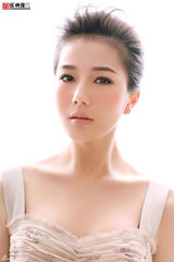 组图：新秀彭杨时尚写真靓丽典雅