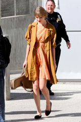 高清组图：泰勒-斯威夫特现身机场 复古田园风