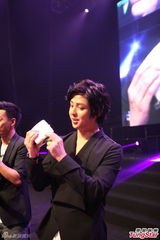 组图：金起范送抱赞港女 自曝曾告白失败