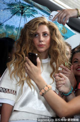 组图：Gaga爆炸头戴彩色小眼镜 手拿水晶棒搞怪
