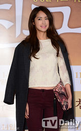 组图：众星助阵《朋友2》 李钟硕宽松毛衫随性