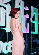 组图：霍思燕获风尚女艺人 火红造型不失优雅