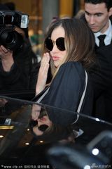 组图：米兰达可儿丹霞色露性感抹亮时装周