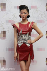 组图：方然短礼服亮相红毯秀长腿