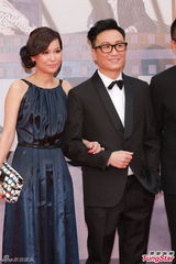 组图：梁朝伟叶德娴等众星亮相金像奖红毯