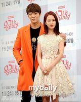 组图：《急诊男女》宋智孝镂空裙秀腰搭崔振赫