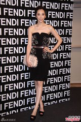 组图：吴佩慈低胸出席活动 范玮琪现身剪彩