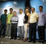 组图：《荒村公寓》首映 张雨绮小露香肩